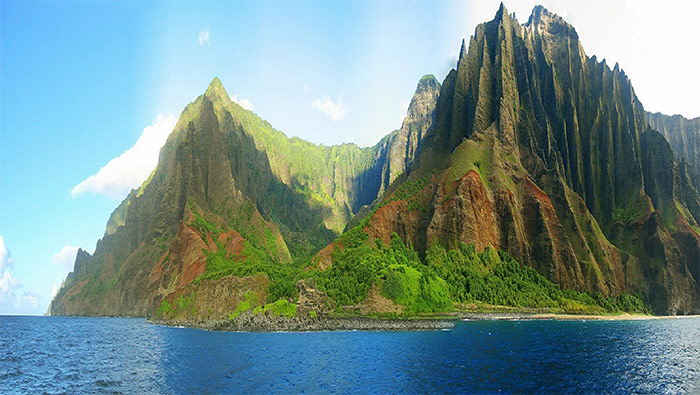 蓝色海面上的绿色小岛超清唯美桌面壁纸图片