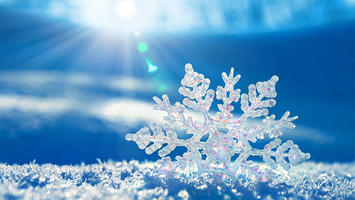 阳光下雪地上的雪花超清唯美桌面壁纸图片