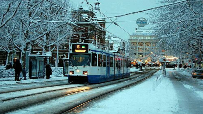 下雪天城市中的有轨电车超清唯美桌面壁纸图片