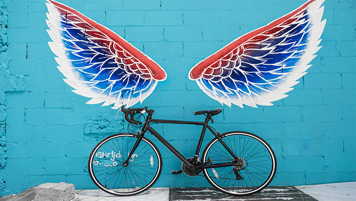 插上翅膀的自行车超清唯美桌面壁纸图片