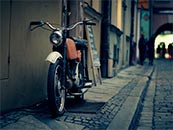 街边停靠着的摩托车超清唯美桌面壁纸图片