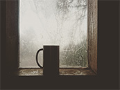 下雪天窗台上的一杯咖啡超清唯美桌面壁纸图片