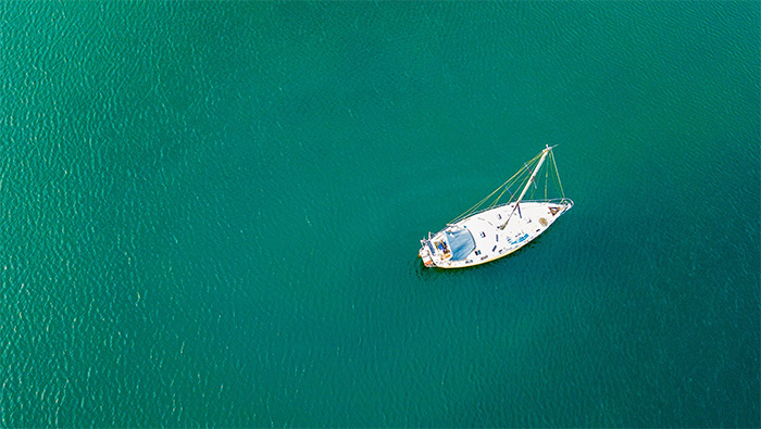 平静绿色海面上的小帆船超清桌面壁纸图片