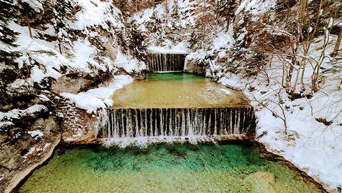 冬日里山谷中的多级瀑布超清唯美桌面壁纸图片