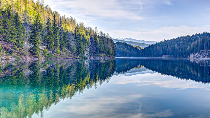 绿色大山中的宁静湖泊超清唯美桌面壁纸图片