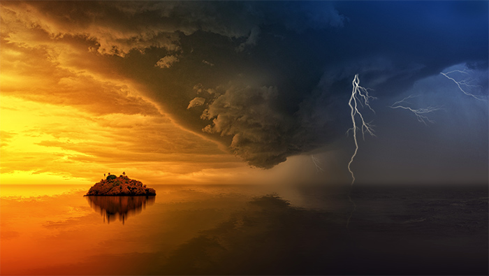 黄昏时海上的乌云与闪电超清唯美桌面壁纸图片