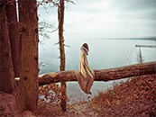 走在宁静湖边木头上的女孩超清唯美桌面壁纸图片