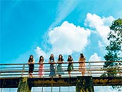 蓝天下站在桥上的一群美女超清唯美桌面壁纸图片