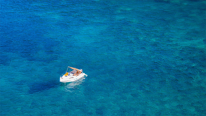 停在碧蓝海水中的游艇超清唯美桌面屏保图片