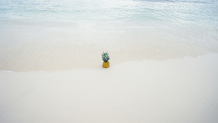 埋在海边沙滩中的一个菠萝头超清唯美桌面壁纸图片