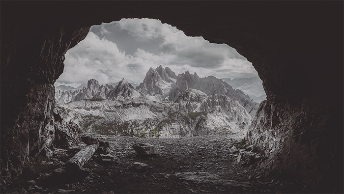 山洞中的大山风景超清唯美黑白桌面壁纸图片