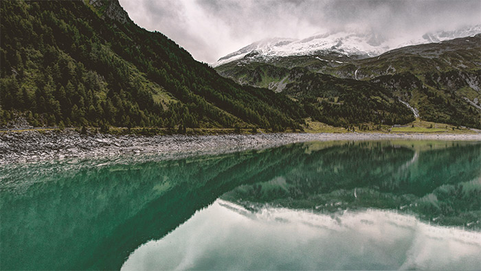 雪山下的宁静蓝色湖泊超清唯美桌面壁纸图片
