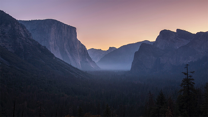 清晨薄雾中的大山山谷超清唯美桌面壁纸图片