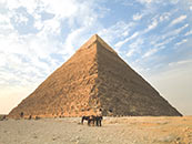 站在金字塔前的旅游者超清唯美桌面壁纸图片