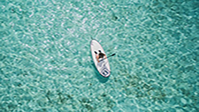 碧蓝平静海水与小舟超清唯美桌面壁纸图片