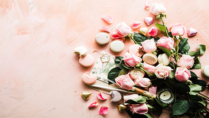 唯美桌面上的粉色玫瑰花高清桌面壁纸图片