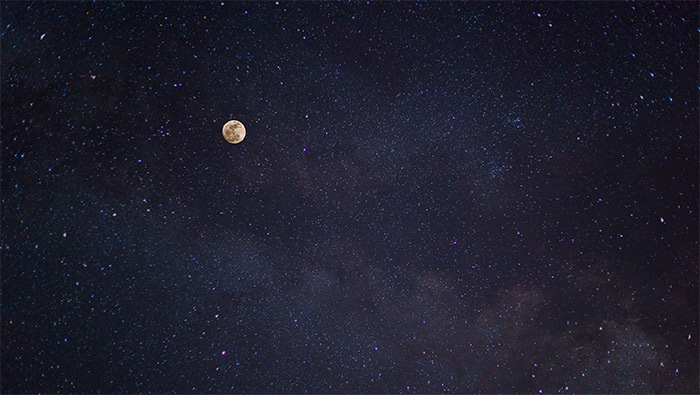 夜空下的群星和月亮超清唯美桌面壁纸图片