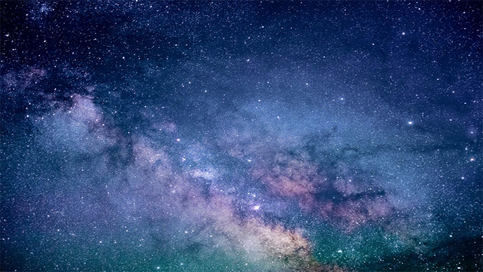 夜空中的蓝色星云和闪亮星星超清唯美桌面壁纸图片