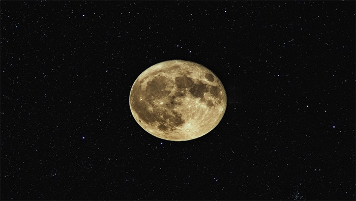 夜空中的月亮与星星超清桌面壁纸图片