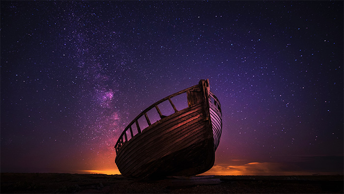 停在海边的船与夜空中的繁星超清唯美桌面壁纸图片