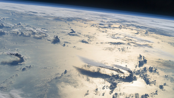 宇宙中的地球大气层高清桌面壁纸图片