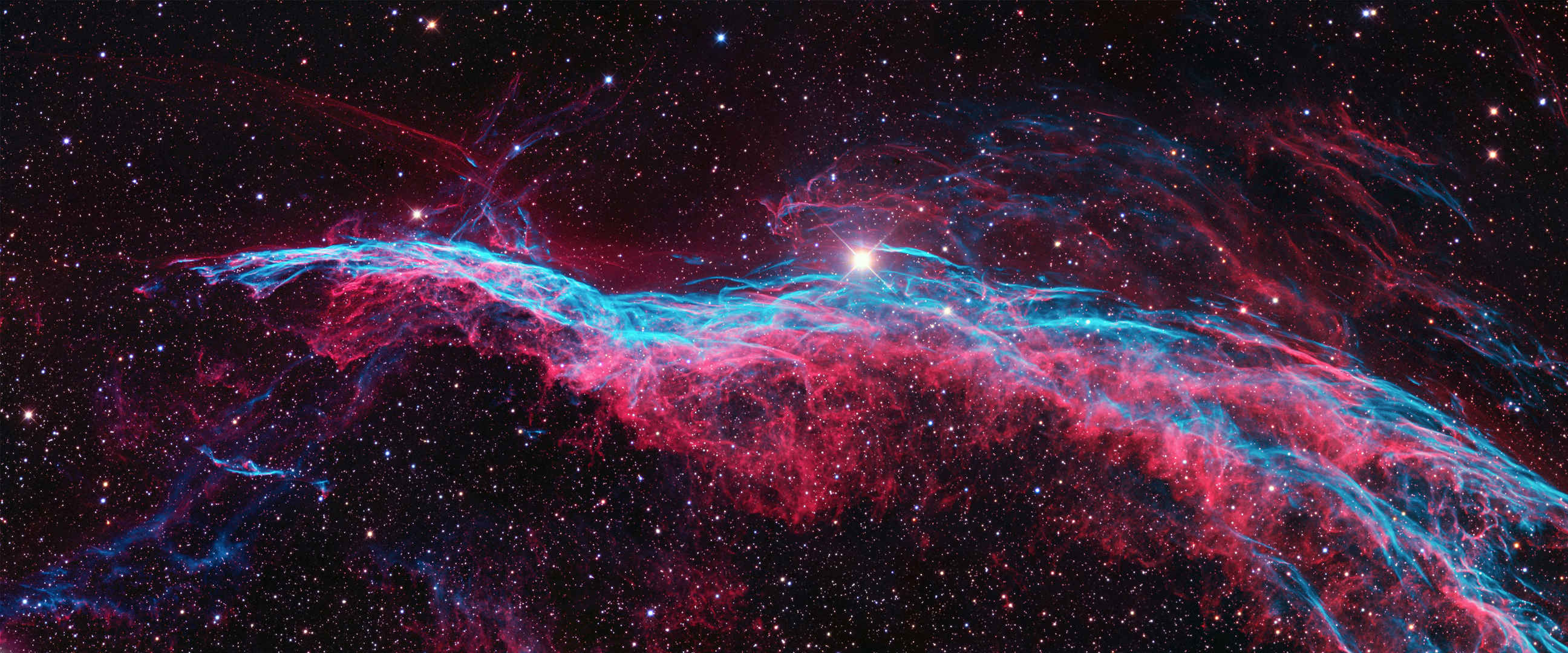 太空中紫红色云雾唯美图片
