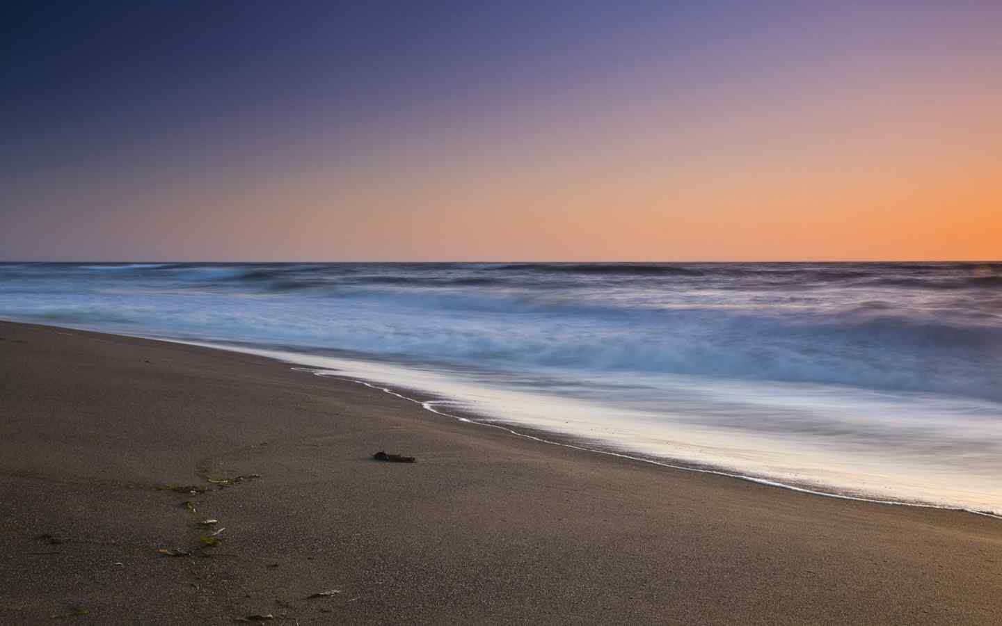 夕阳下的美丽沙滩壁纸
