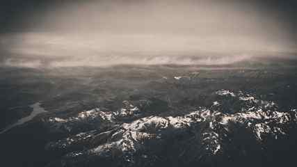 薄雾初升下的阿尔卑斯山脉壁纸