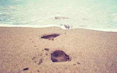 毛伊岛 Maui 沙滩上的小脚丫壁纸