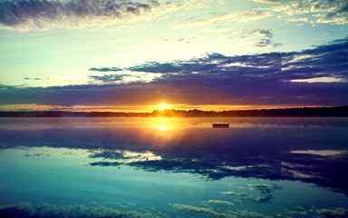 绝美落日倒影湖面