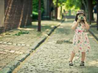  路边拍照的小女孩高清壁纸