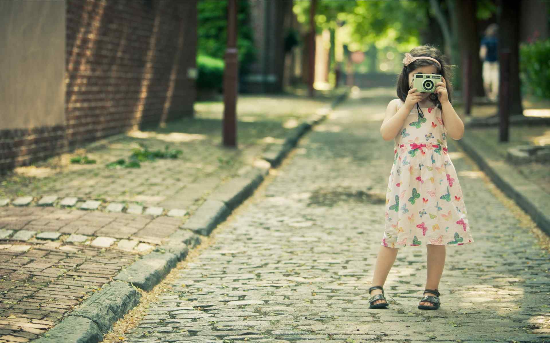 青石路边拍照的小女孩