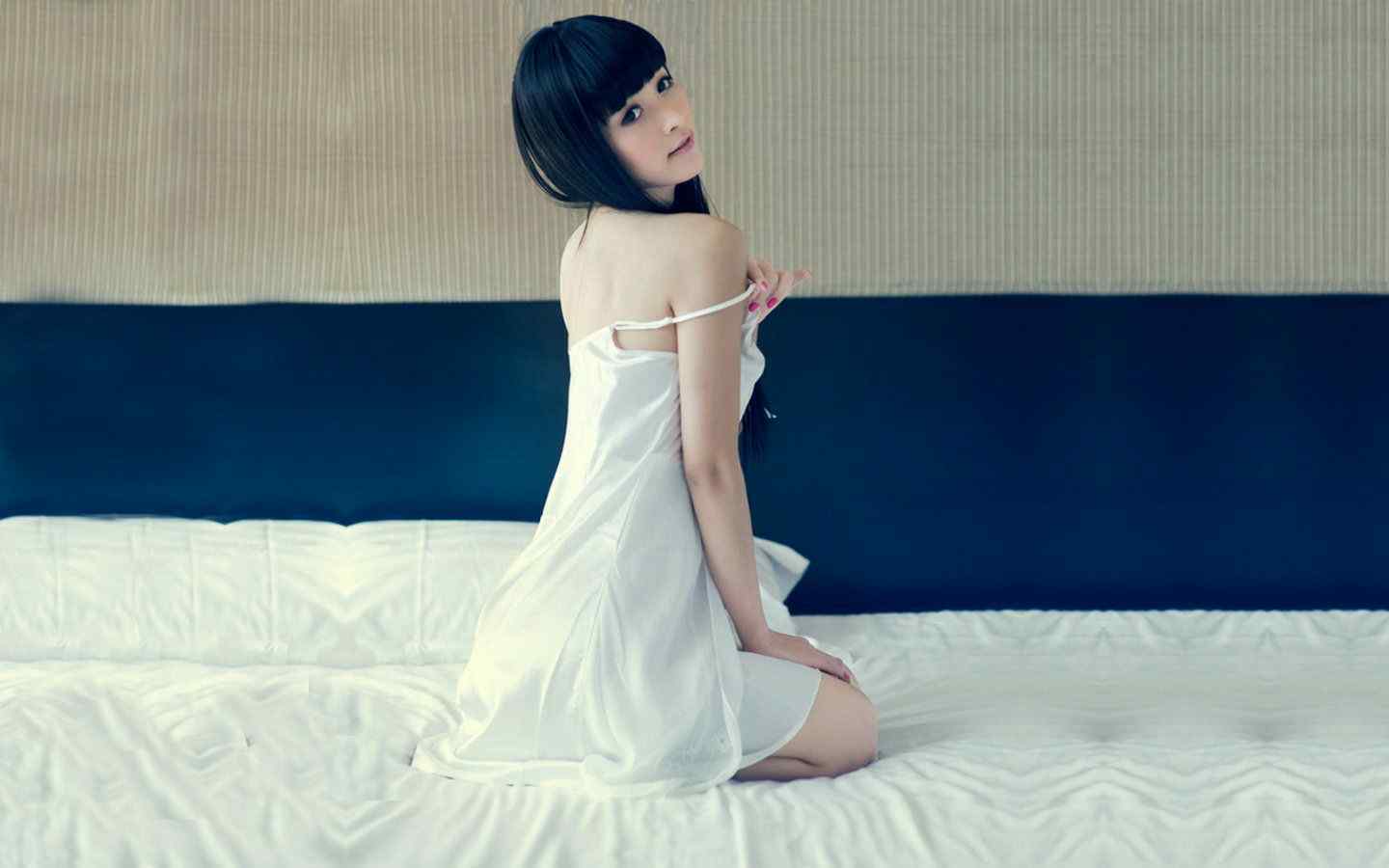 超级美女桌面壁纸之超模何静白色睡衣
