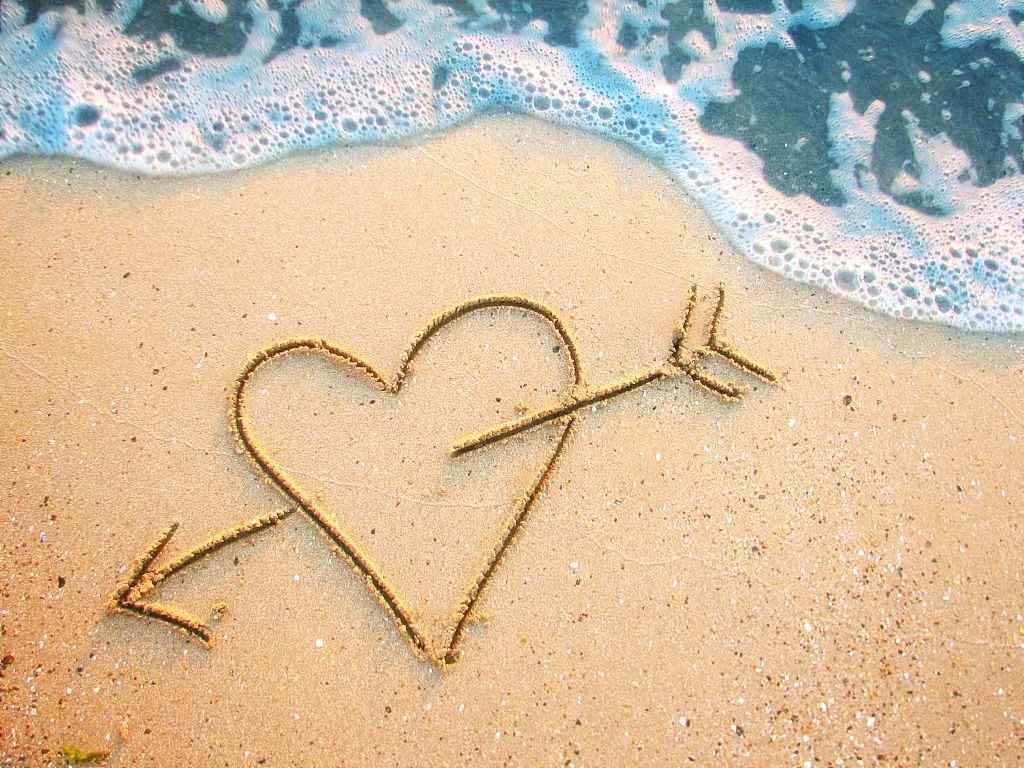 精美桌面壁纸非主流之海滩上的浪漫爱心
