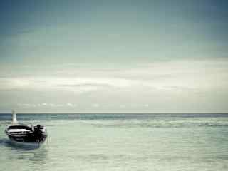 风景桌面壁纸之海岸边的小船高清版