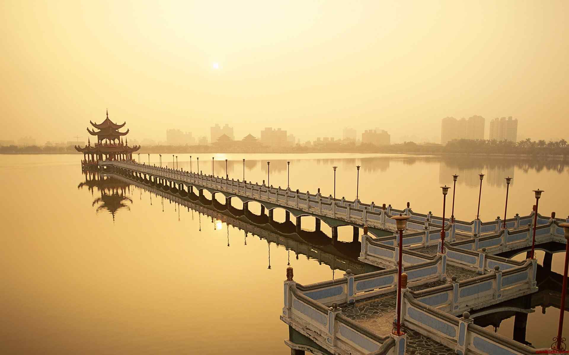 亚洲特色建筑之湖中亭高清桌面壁纸