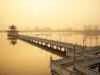 亚洲特色建筑之湖中亭高清桌面壁纸
