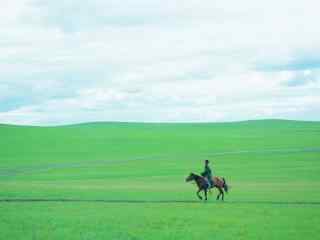 草原的图片壁纸之骑马漫步