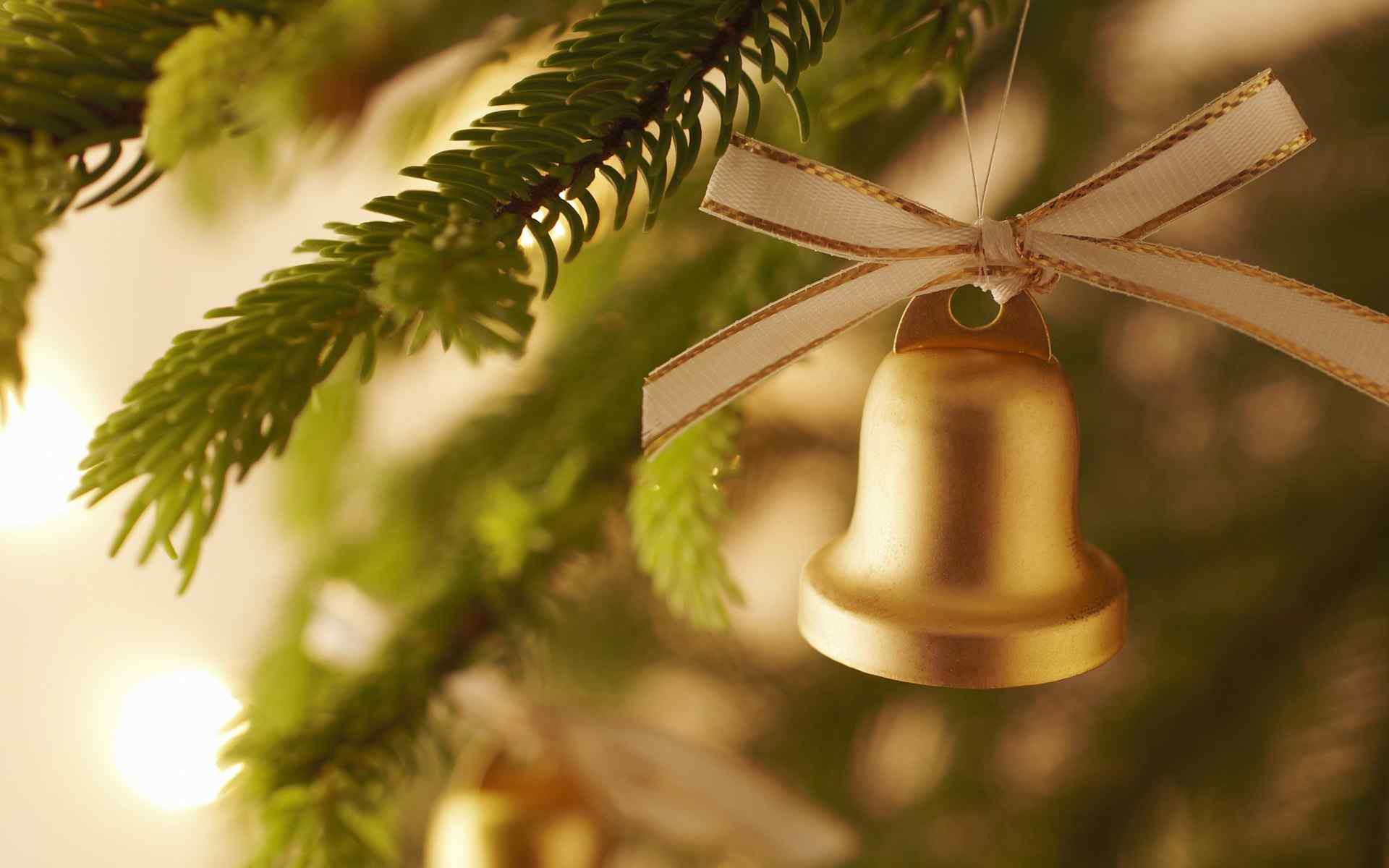 圣诞树上的金色圣诞小铃铛电脑壁纸