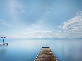 蔚蓝的大海桌面壁纸之延伸到海中的木桥