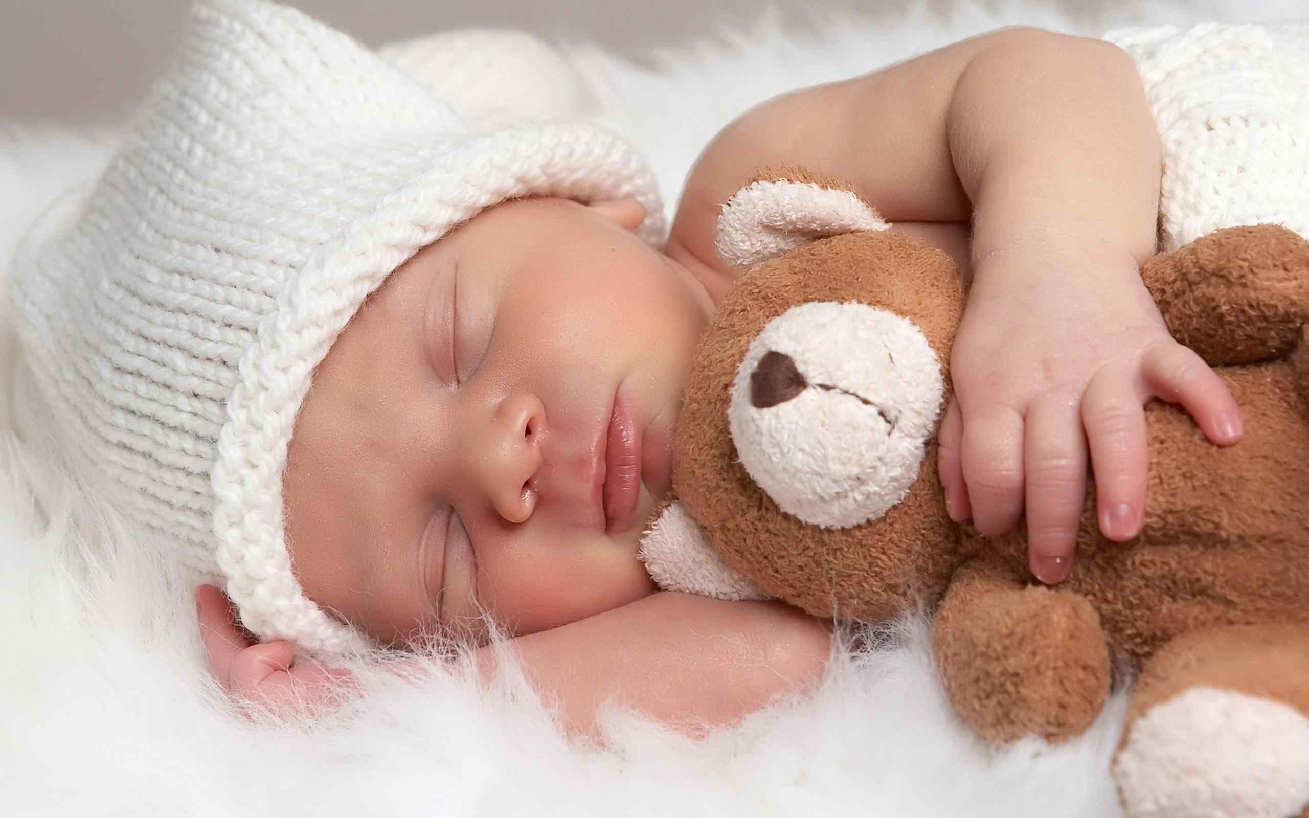 抱着小熊熟睡的宝宝可爱桌面壁纸