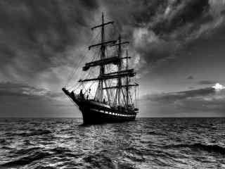 大海上孤独的帆船桌面壁纸之阴云密布