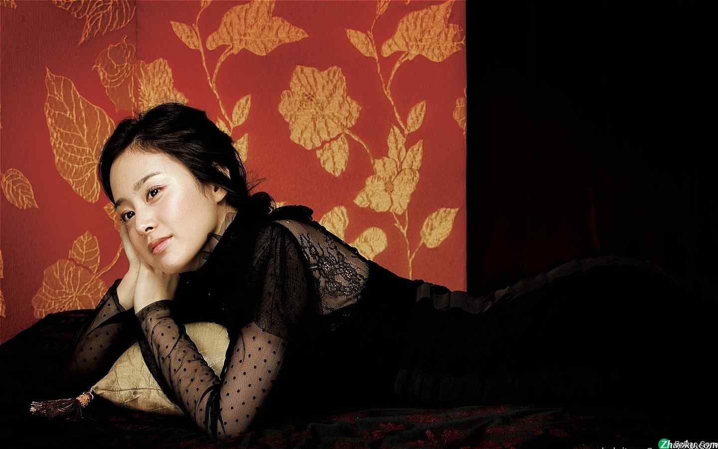 “韩国最美女艺人”金泰熙高清桌面壁纸