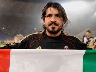 拿着国旗的意大利足球运动员加图索壁纸