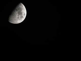 黑夜中美丽的月球景色桌面壁纸