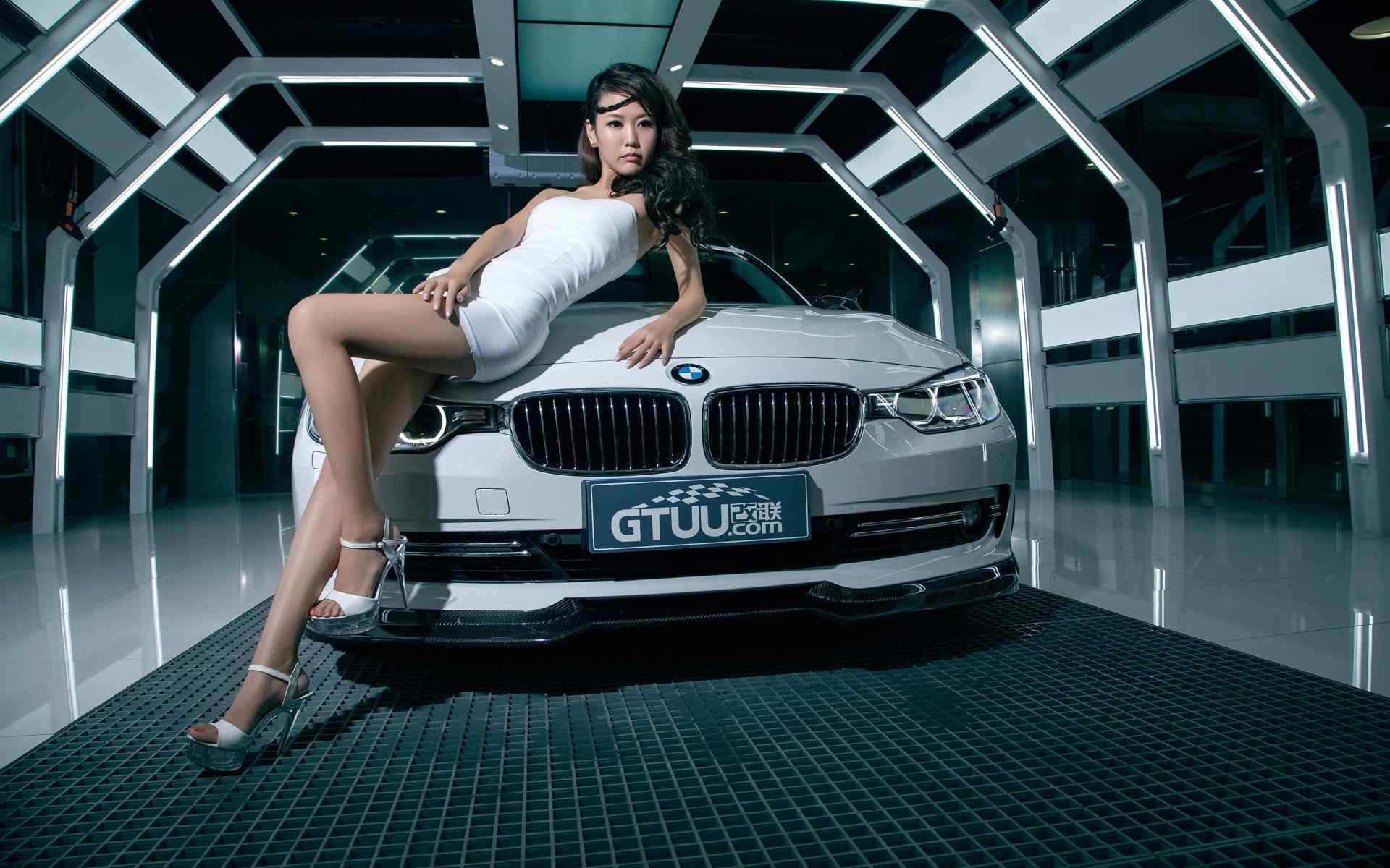 BMW宝马新3系美女车模高清桌面壁纸