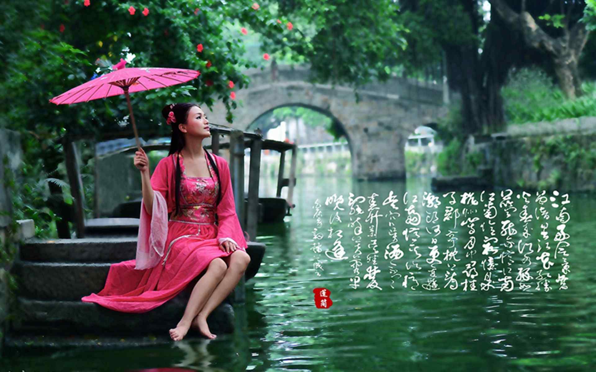 江南烟雨中的水乡女子湖中泛舟唯美桌面壁纸
