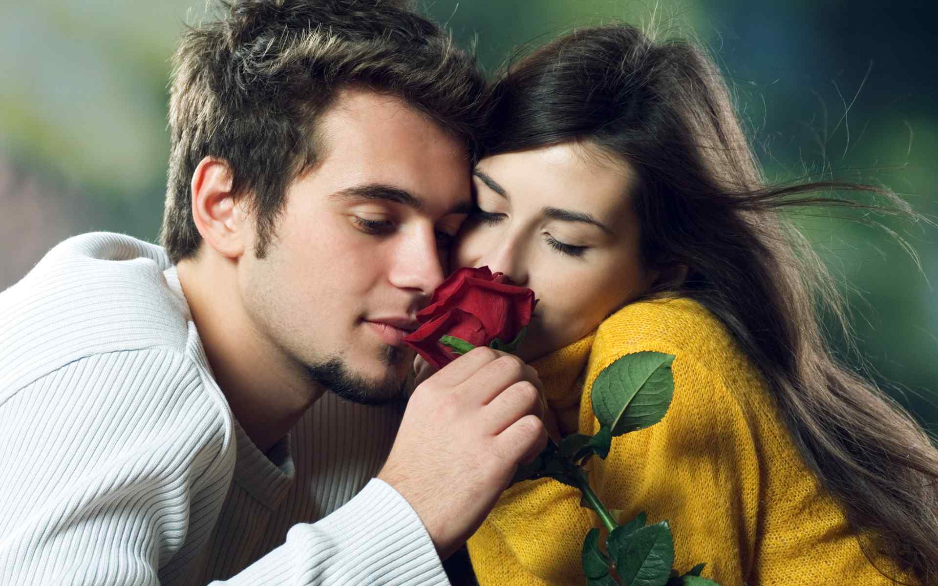 浪漫情侣嗅玫瑰花桌面壁纸