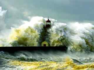 波涛汹涌的海浪扑向灯塔桌面壁纸