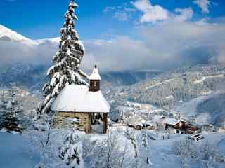 大山深处雪景笼罩的小村庄桌面壁纸
